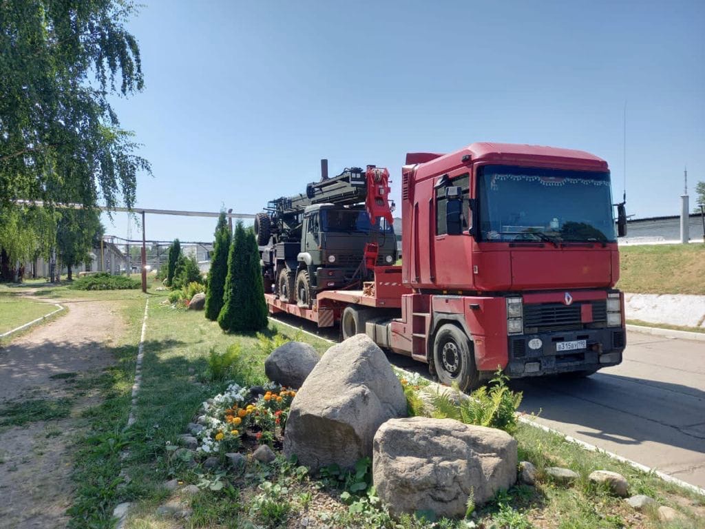 Перевозка автомобильного и башенного крана тралом