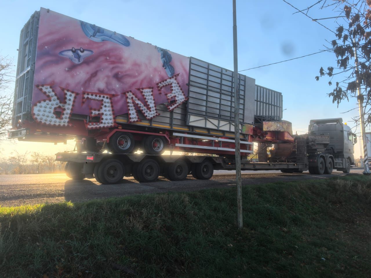 Перевозка аттракциона на трале