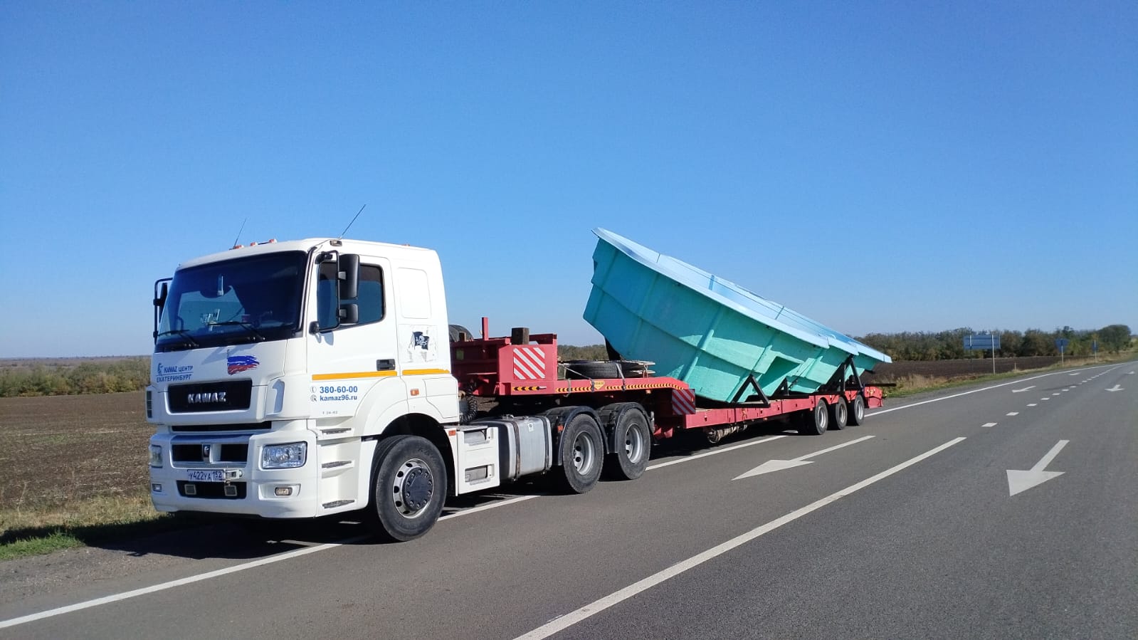 Перевозка бассейна на трале