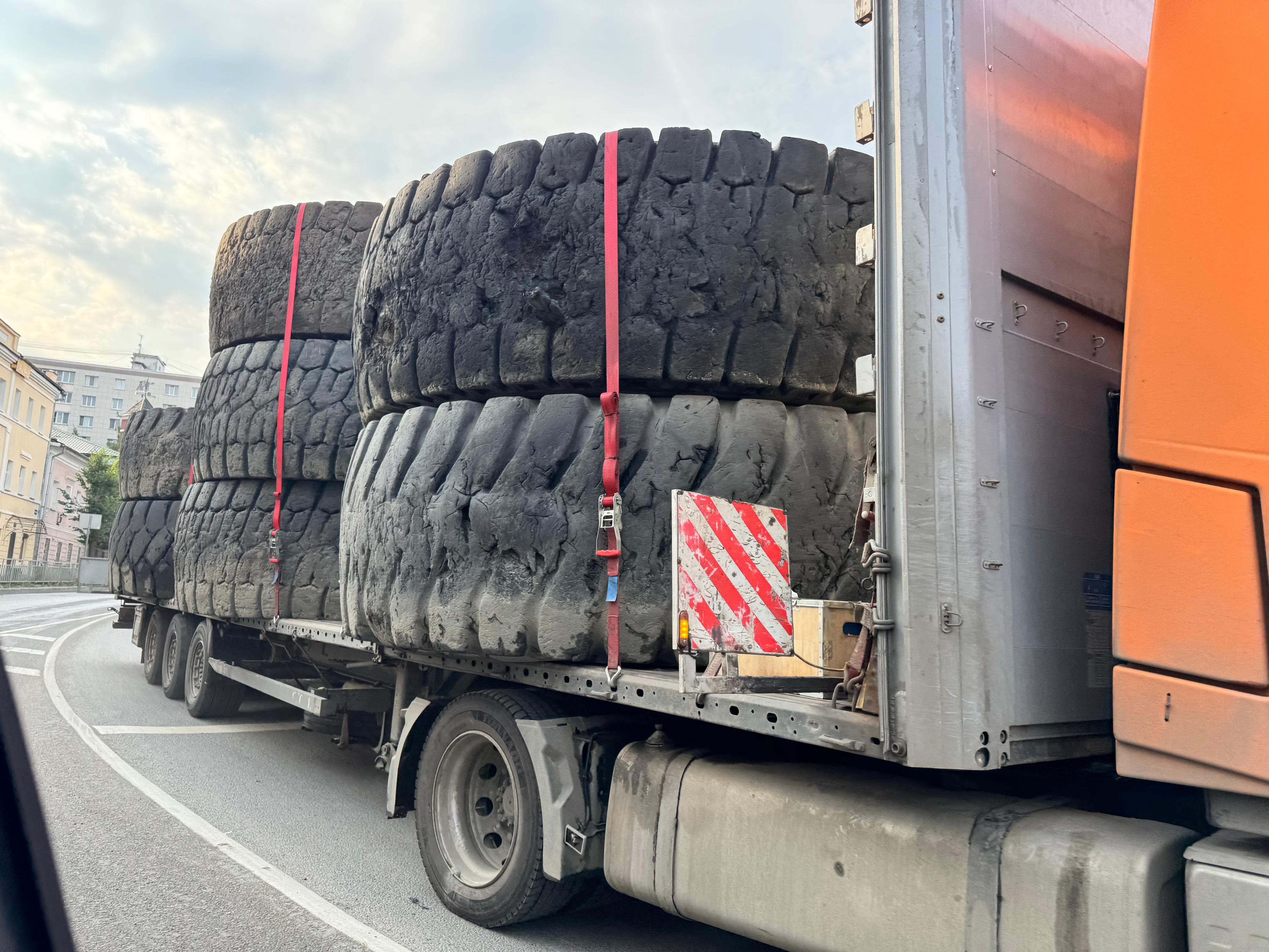 Перевозка крупногабаритных шин Перевозка крупногабаритных шин на трале